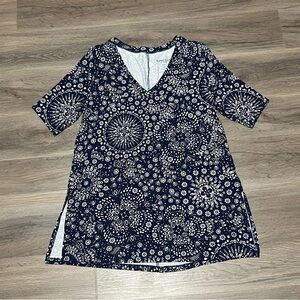 Torrid 00 T Shirt Top Blue White Super Soft Knit V Neck Side Slit Casual Stretch